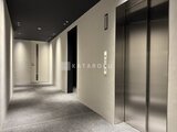 ES-Grande錦糸町ザ・クラス モダンな仕上げのエレベーターホール、落ち着きのある共用廊下