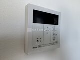 ES-Grande錦糸町ザ・クラス 白い壁に設置されたRinnalブランドの給湯器リモコン