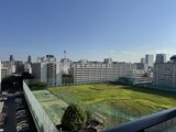 ES-Grande錦糸町ザ・クラス 高層階からの眺望、緑広がるスポーツグラウンドと都市景観