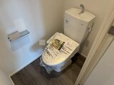 ES-Grande錦糸町ザ・クラス 温白色の壁に清潔感のあるトイレ空間とタンク部分の様子