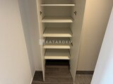 ES-Grande錦糸町ザ・クラス 複数の棚を備えた収納力のある廊下クローゼット