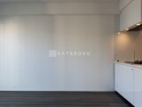 ES-Grande錦糸町ザ・クラス ダーク調フローリングとホワイトキッチンの開放的なLDK空間