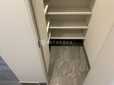 ES-Grande錦糸町ザ・クラス 照明付きの収納棚と石目調フロアが備わった玄関スペース