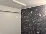 ES-Grande錦糸町ザ・クラス 黒い大理石調の壁面が落ち着いた印象のバスルーム