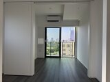 ES-Grande錦糸町ザ・クラス 明るい日光が入る開放的なリビング空間と都市風景を望む窓