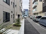 ES-Grande門前仲町デュオ 落ち着いた雰囲気の路地から見た建物外観と駐車スペース