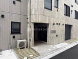 ES-Grande門前仲町デュオ モダンなタイル張りと木目調パネルの建物エントランス