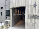 ES-Grande門前仲町デュオ 落ち着いたコンクリート調の外壁と深色のエントランスドアが印象