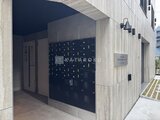 ES-Grande門前仲町デュオ モダンなエントランスの黒いメールボックスと建物外壁の様子