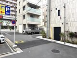 ES-Grande門前仲町デュオ 駐車場と建物エントランスが見える都市型マンションの外観