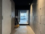 ES-Grande門前仲町デュオ 駐車場を見渡せるモダンな印象のエントランスホール