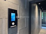 ES-Grande門前仲町デュオ モダンなタイル壁に設置されたタッチパネル式の共用設備