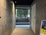 ES-Grande門前仲町デュオ 共用部エントランスホールから見たバルコニーへの開放的な通路