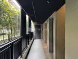 ES-Grande門前仲町デュオ 黒いフェンスと緑を配したモダンな共用廊下