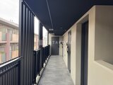 ES-Grande門前仲町デュオ モダンなデザインの共用廊下、採光窓から光が入る開放的な空間