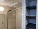 ES-Grande門前仲町デュオ シャワーブースと収納棚が備わったバスルーム