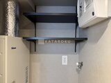 ES-Grande門前仲町デュオ 黒い棚板が備え付けられた洗濯機置き場の様子