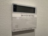 ES-Grande門前仲町デュオ 壁に取り付けられた給湯器のリモコンパネル