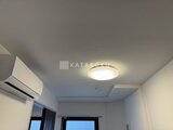 ES-Grande門前仲町デュオ 天井埋め込み照明と壁掛けエアコンを備えた明るいリビングの空間