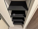 ES-Grande門前仲町デュオ 黒い棚板が並ぶ開放的な壁面収納スペース