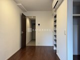 ES-Grande門前仲町デュオ 白を基調とした明るい玄関から洋室へ続く廊下空間