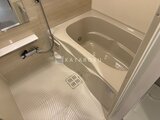 ES-Grande門前仲町デュオ ゆとりのあるバスルーム、浴槽と洗い場が広めに配置された様子
