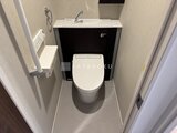ES-Grande門前仲町デュオ トイレとタンク上部にコンパクトに設置された洗面台の様子