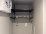 ES-Grande門前仲町デュオ 黒いスチール棚が備わった、整理しやすいユーティリティスペース