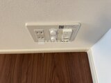 ES-Grande門前仲町デュオ 天井に取り付けられた複数のコンセントと照明スイッチ