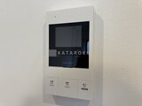 ES-Grande門前仲町デュオ 白を基調とした壁面に設置されたモダンな操作パネル付きのインタ