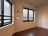 ES-Grande門前仲町デュオ 明るい色合いの壁と濃茶フローリングの開放的なリビングスペース