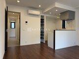 ES-Grande門前仲町デュオ 対面キッチン付きのリビングダイニングと廊下の開放的な空間