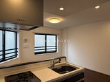 ES-Grande門前仲町デュオ 明るい採光のキッチンスペースと窓からの眺望