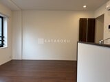 ES-Grande門前仲町デュオ 明るい光が入るリビングダイニングと木調フローリングの開放的な
