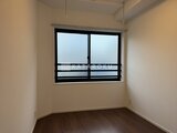 ES-Grande門前仲町デュオ 黒枠の窓から光が入る落ち着いた洋室