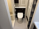 ES-Grande門前仲町デュオ 温白色照明で明るくまとめたトイレ空間、手洗いカウンター付き