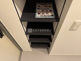 ES-Grande門前仲町デュオ 天井埋め込み型の黒いシェルフ収納が整然と並ぶ様子