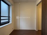 ES-Grande門前仲町デュオ 窓から光が入る落ち着いた印象の洋室