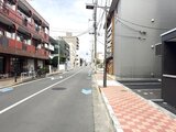 ES-Grande門前仲町 周辺には商業施設が立ち並ぶ、落ち着いた住宅街の道路風景