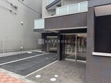 ES-Grande門前仲町 モダンなデザインの建物外観と庭付きのエントランス