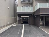 ES-Grande門前仲町 ゆとりのある駐車スペースから見た建物エントランス