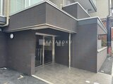 ES-Grande門前仲町 モダンな黒いタイル張りの外壁と落ち着いた色調の玄関が特徴の建