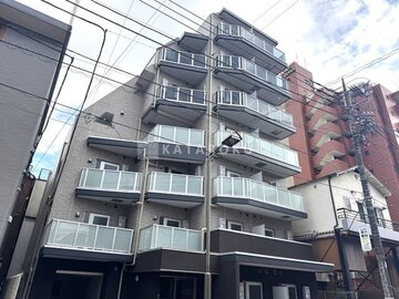 ES-Grande門前仲町 前面道路から見たモダンな外観の建物