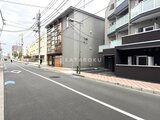 ES-Grande門前仲町 前面道路から見た建物外観と周辺街並みの様子
