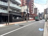 ES-Grande門前仲町 前面道路から見た建物外観と街並みの様子