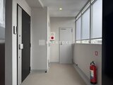ES-Grande門前仲町 明るい印象の共用廊下と大型窓から光が入る空間