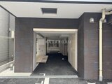 ES-Grande門前仲町 明るいエントランスホールへ続く共用の駐車場入り口