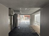 ES-Grande門前仲町 奥に向けて開放的に広がるグレーを基調とした共用廊下