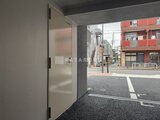 ES-Grande門前仲町 エントランスから街並みを望む開放的な玄関ホール