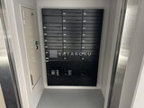 ES-Grande門前仲町 共用部の宅配ボックスと郵便受けが整理された明るいメールスペー